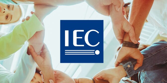 Anggota IEC adalah negara-negara yang tergabung dalam electrotechnical commission sebuah organisasi internasional pengembang standar kelistrikan yang secara garis besar dalam ruang lingkup elektroteknologi