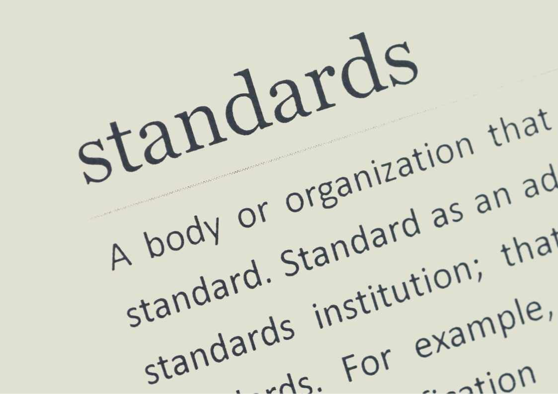 Jenis standar berdasar ruang lingkup konsensus terdiri dari tiga, yakni standar industri, asosiasi, dan kewilayahan. Standar kewilayahan terdiri dari tiga, nasional, regional, dan internasional.
