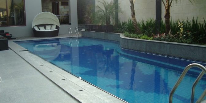 kolam renang indoor atau outdoor