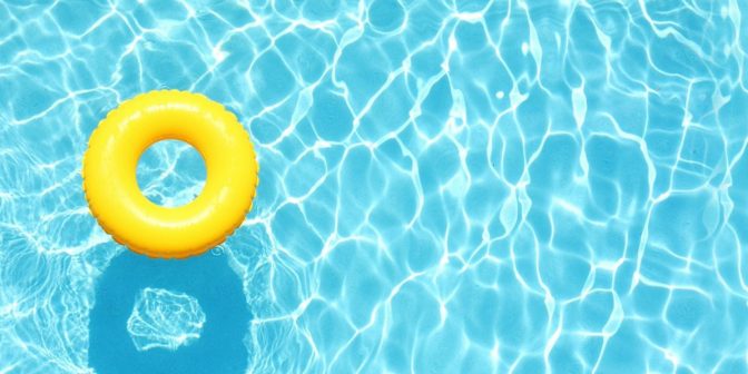6 Tips berenang yang aman di kolam renang umum