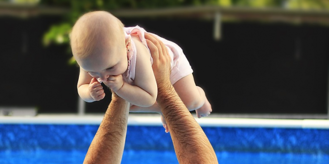 bayi berenang pakai pampers.png1.png