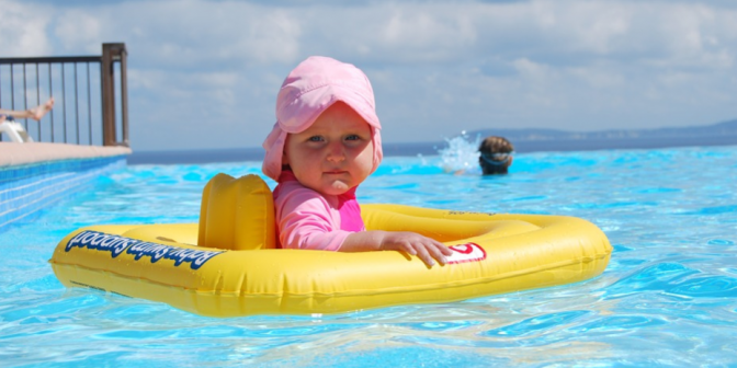 bayi berenang pakai pampers