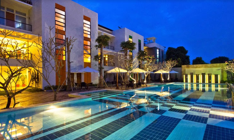 hotel dengan kolam renang