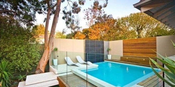 rumah dengan kolam renang outdoor