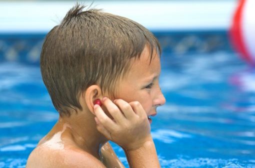 Telinga Kemasukan Air? Hati-Hati Swimmers Ear 1