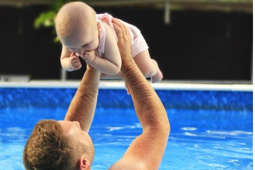 berenang bersama bayi