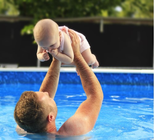 berenang bersama bayi