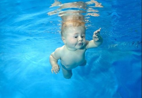kemampuan berenang bayi