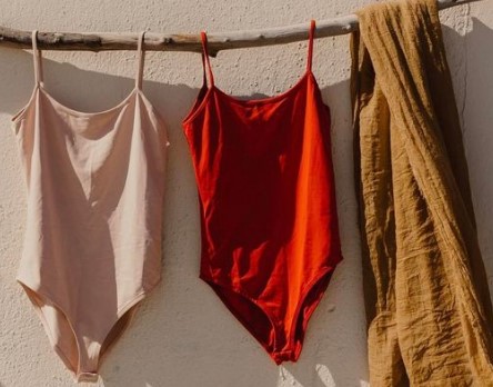 5 Cara Merawat Baju Renang Agar Tidak Mudah Melar dan Pudar