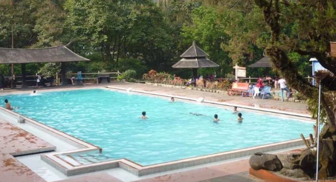 kolam renang Songgoriti Malang