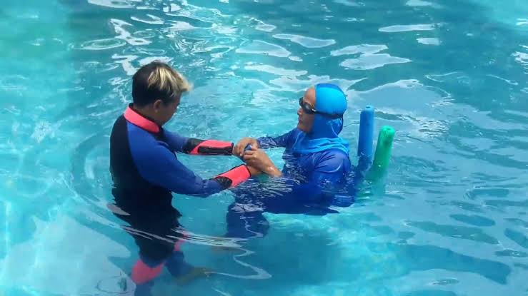 Dari beberapa pasien penyakit asma ada yang disarankan untuk berlatih berenang mengapa demikian
