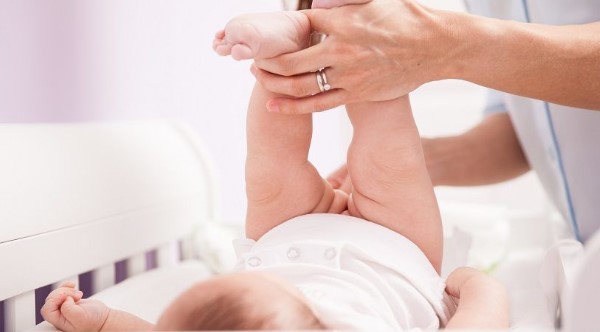 merawat alat kelamin bayi