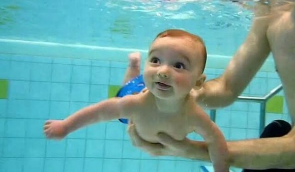 melatih anak berenang