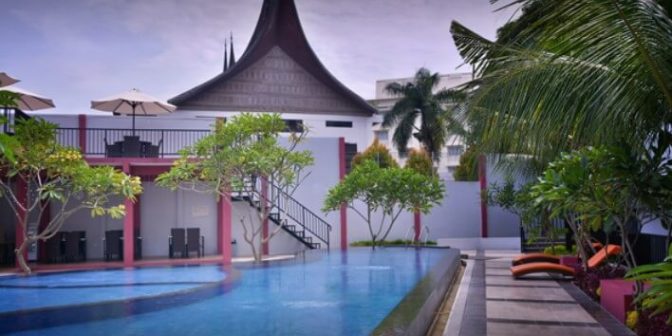hotel dengan kolam renang di Padang