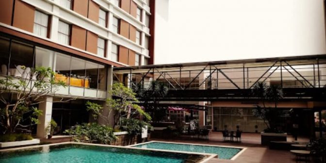 hotel dengan kolam renang di Padang