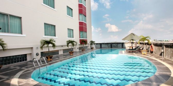 hotel dengan kolam renang di pekanbaru.jpg grand zuri.jpg
