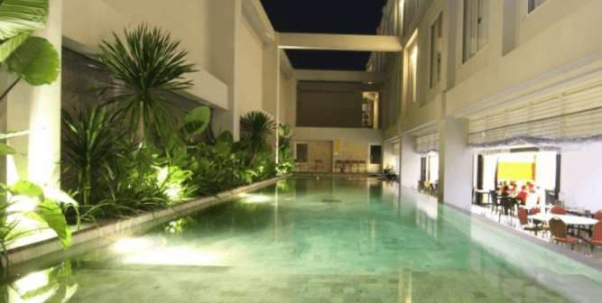 Megaland - Hotel dengan kolam renang di Solo