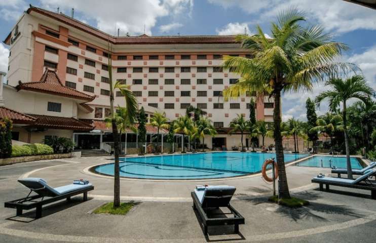 hotel dengan kolam renang di solo