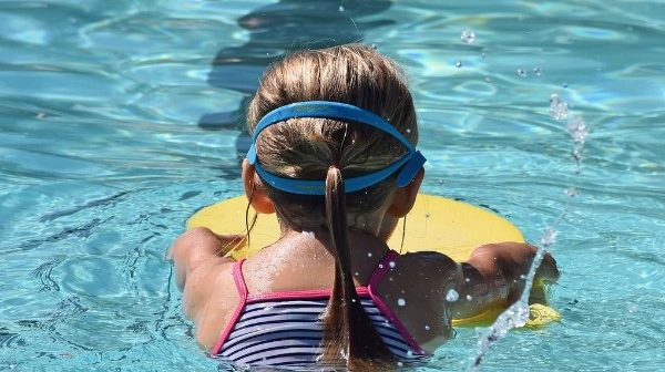 Berenang aman dengan anak