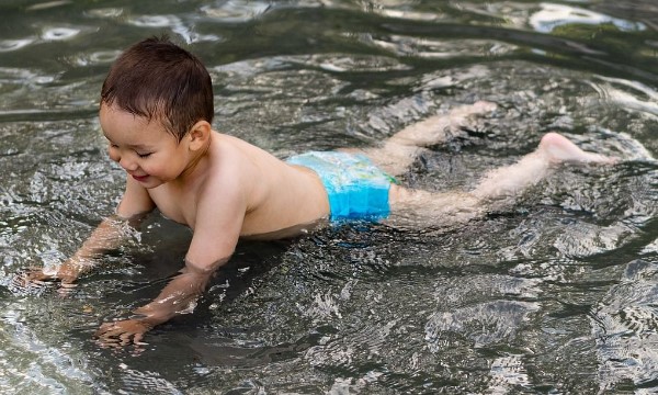 Berenang aman dengan anak
