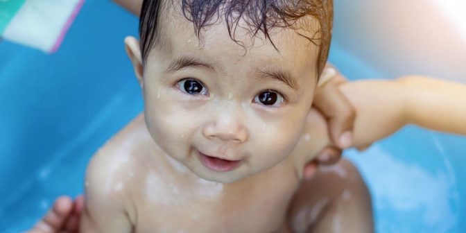 Bayi Mandi Siang Hari, Pakai Air Dingin atau Panas? 1