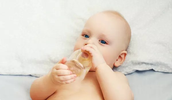 bayi minum air putih