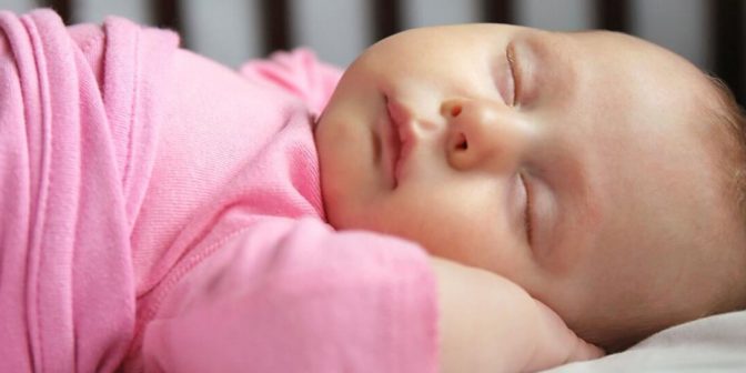 tidur miring lebih aman dibanding bayi tidur tengkurap
