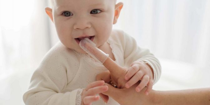 cara membersihkan gigi bayi