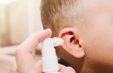 membersihkan telinga anak