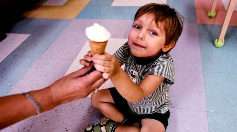 anak suka es krim.jpg2.jpg