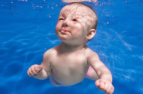 manfaaat berenang bagi bayi