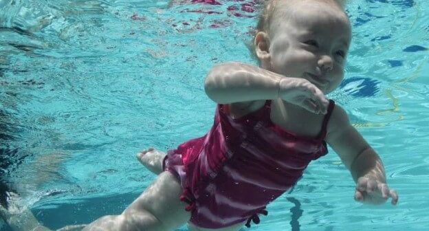 manfaat berenang bagi bayi