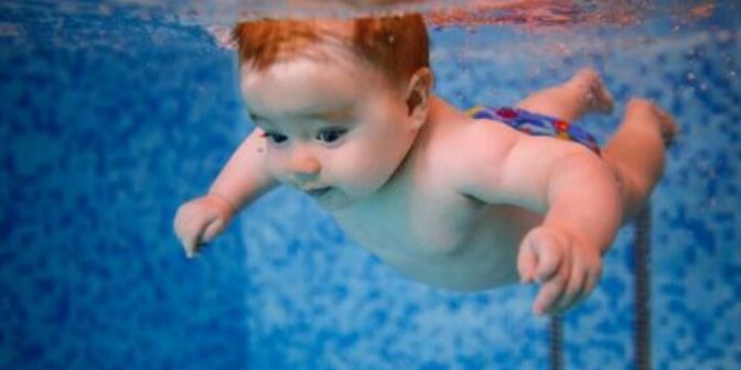 manfaat berenang untuk bayi