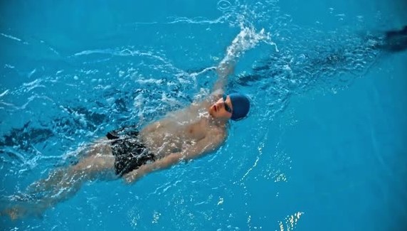 cara berenang gaya punggung