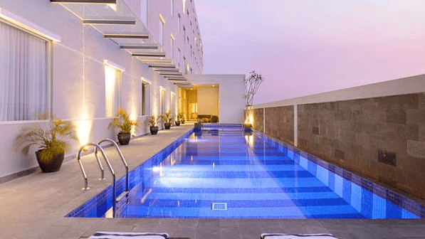 hotel dengan fasilitas kolam renang di Surabaya