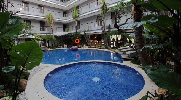 hotel dengan kolam renang di bekasi