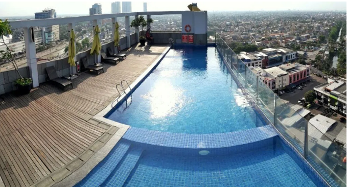 hotel dengan fasilitas kolam renang di bekasi