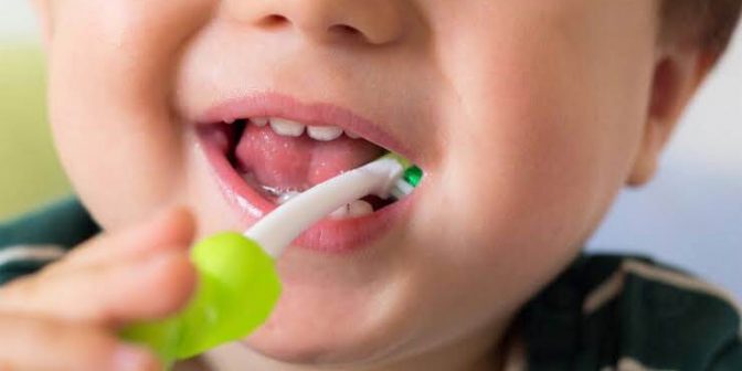 Gigi Susu Anak: 6 Fakta, Masalah Umum, Cara Merawat 3