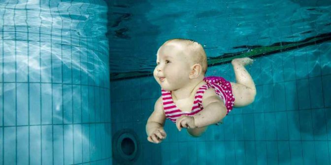 bayi berenang menggunakan baju