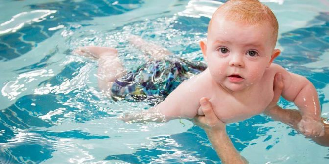 ilustrasi bayi berenang tanpa baju