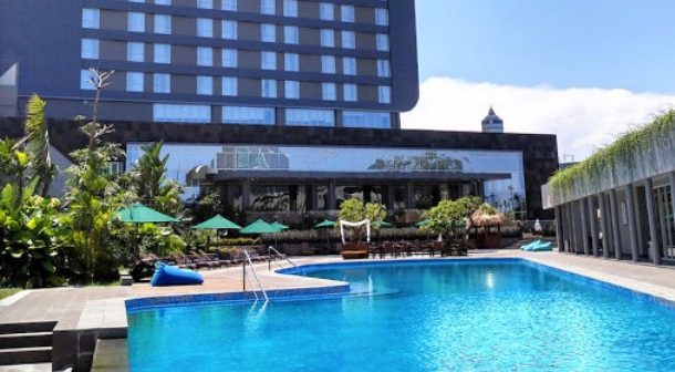 hotel dengan fasilitas kolam renang di Makassar