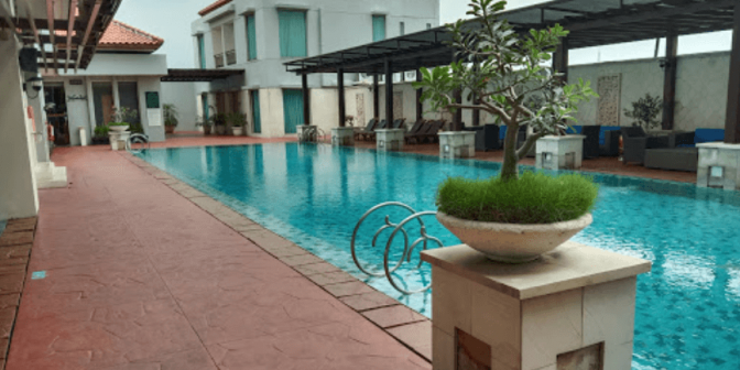 hotel dengan fasilitas kolam renang di kediri