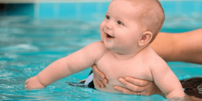 bayi berenang