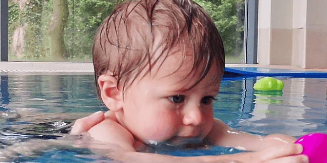 bayi berenang