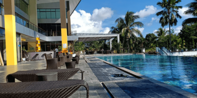 hotel dengan kolam renang di Manado