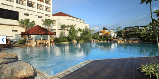hotel dengan kolam renang di Manado