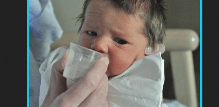 Cara memberi minum bayi