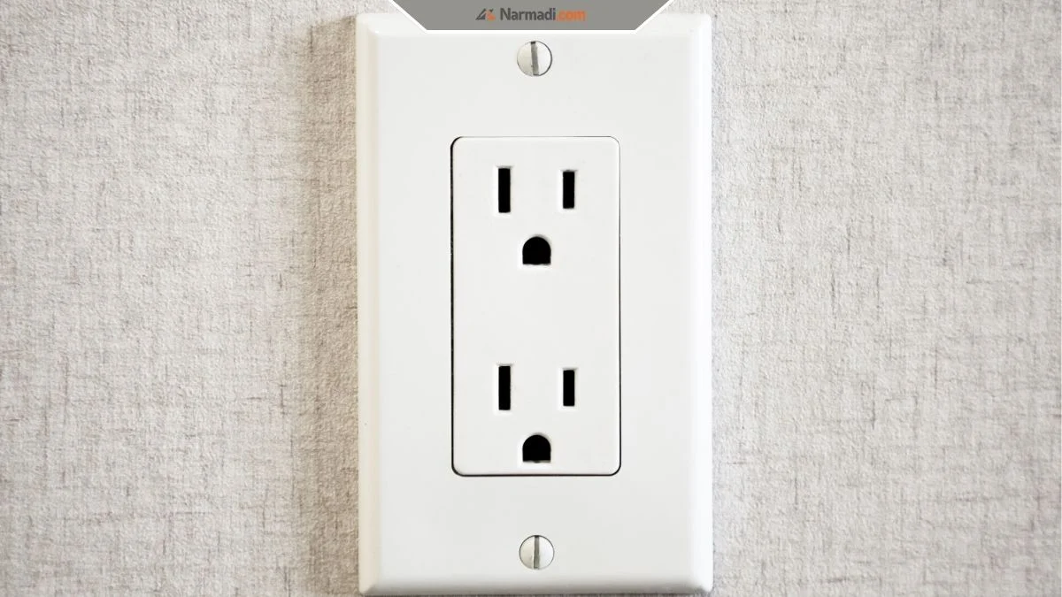 Smart Plugs Vs Smart Outlets: What Are the Differences?
