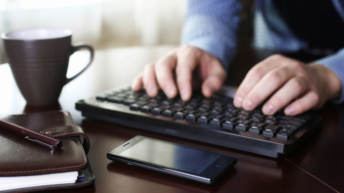 The Differences Between Bluetooth Keyboards and Wireless Keyboards