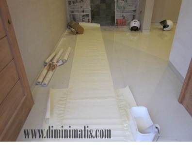 memasang wallpaper dinding sendiri, tips pasang wallpaper, memasang wallpaper dinding rumah, cara memasang wallpaper